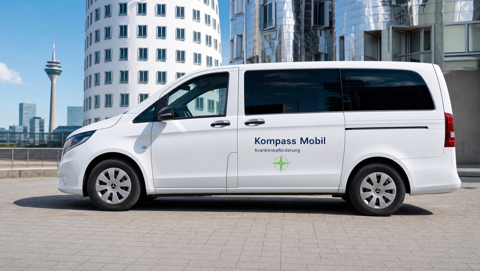 Rollstuhlgerechtes Fahrzeug von Kompass Mobil mit Beschriftung